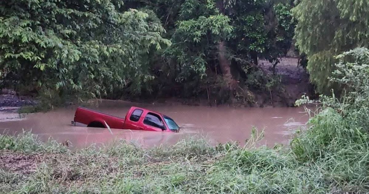 Conductor pierde la vida al intentar cruzar un arroyo en Chicontepec