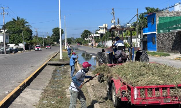 Tuxpan: Se realiza la limpieza, saneamiento y desazolve de la avenida Cuauhtémoc