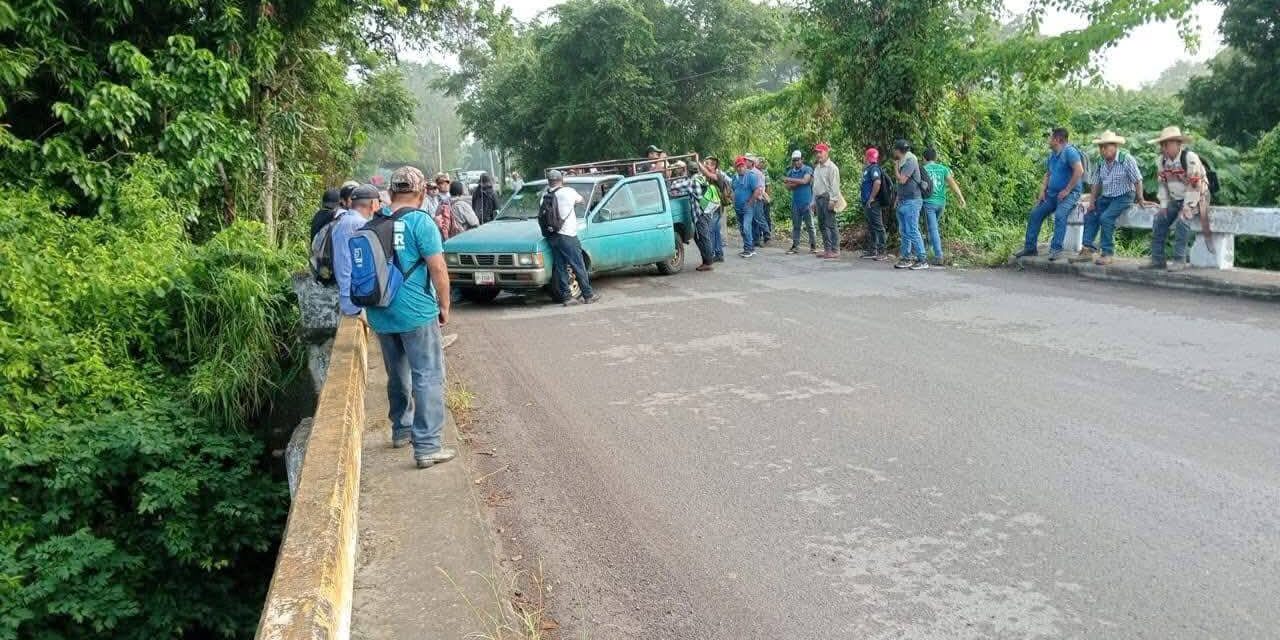 Chicontepec: Campesinos bloquean vía de comunicación