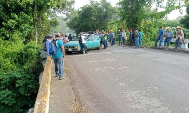 Chicontepec: Campesinos bloquean vía de comunicación