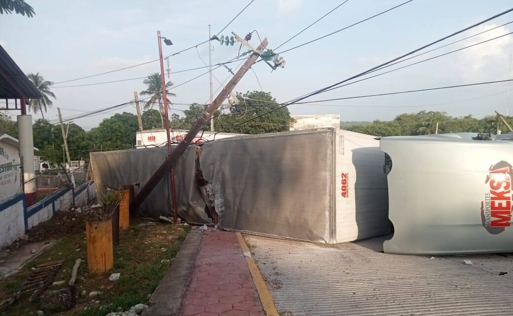 Tráiler volcado en Pueblo Viejo deja sin luz a varias colonias