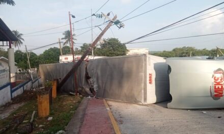 Tráiler volcado en Pueblo Viejo deja sin luz a varias colonias