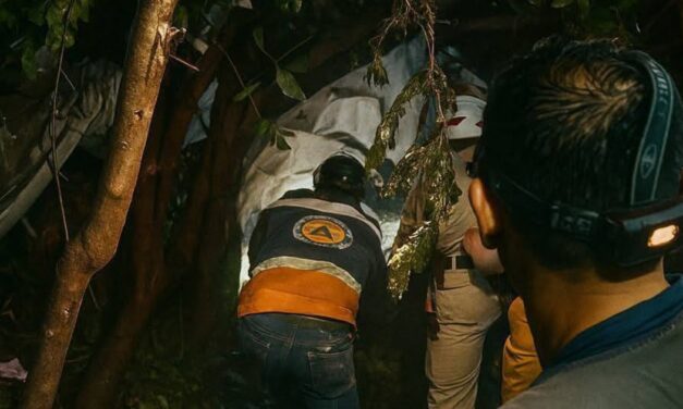 Conductor de tractocamión muere tras aparatoso accidente en la Poza Rica-Tihuatlán