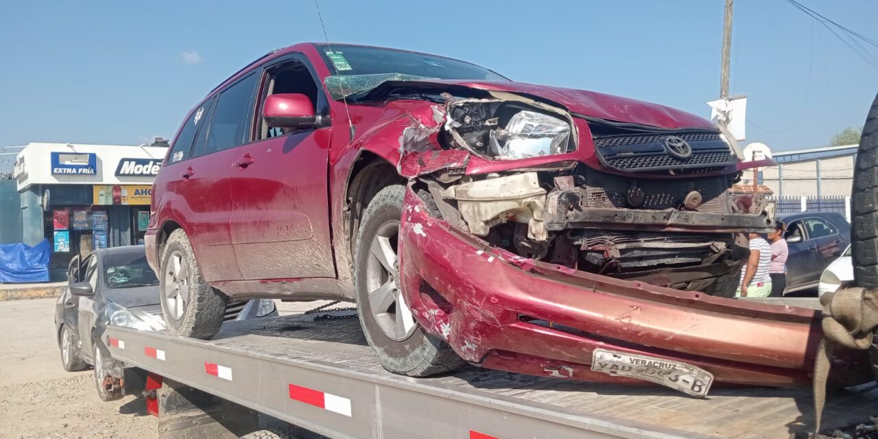 Álamo: Choque frente a la Corona deja daños materiales