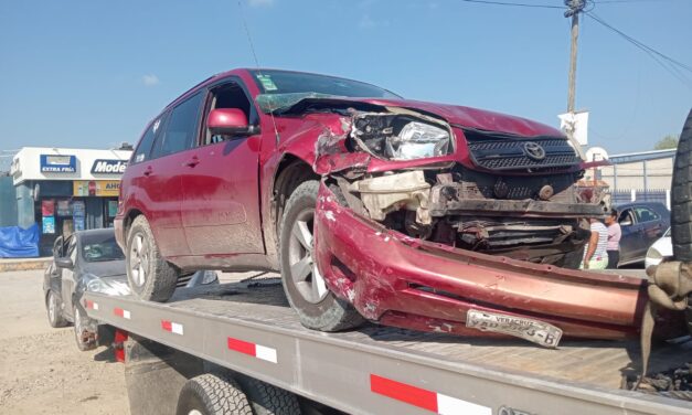 Álamo: Choque frente a la Corona deja daños materiales