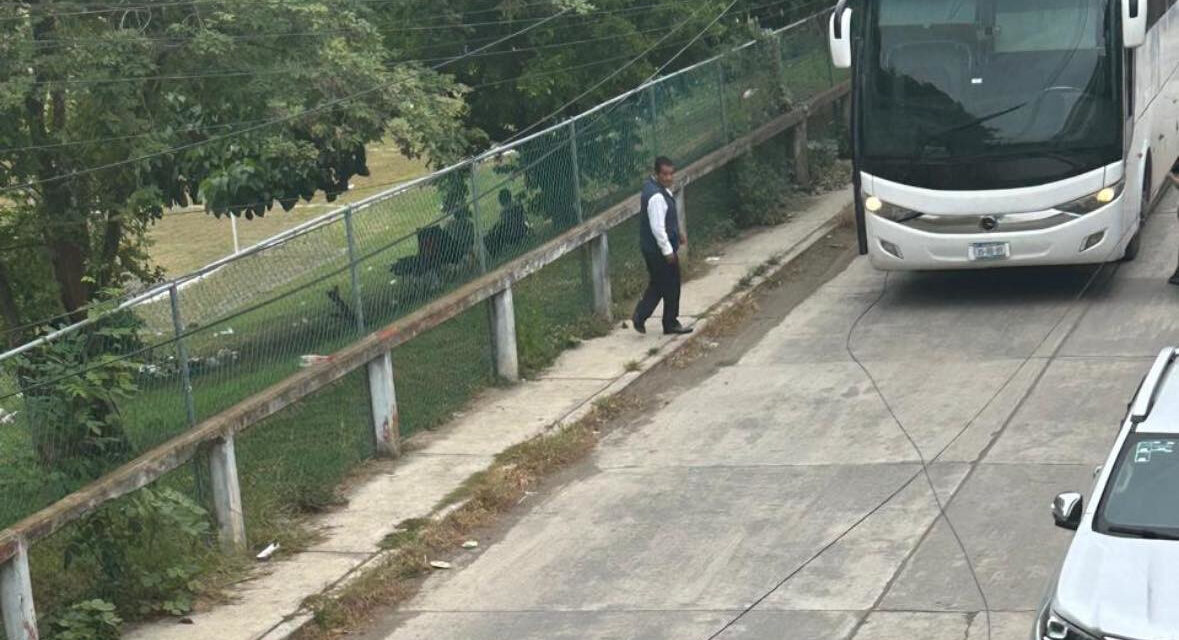 Aseguran autobús de pasajeros tras dañar cableado y darse a la fuga en Tantoyuca
