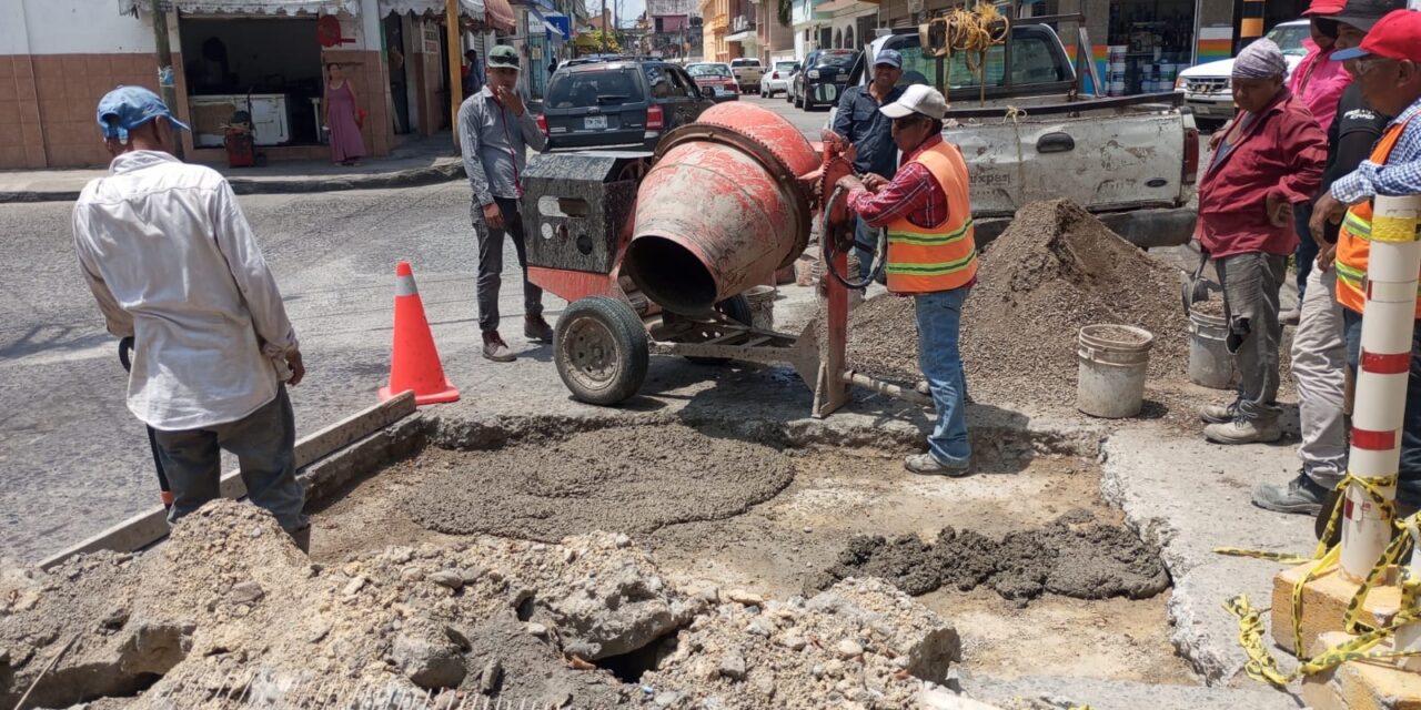 TUXPAN: Obras Públicas realizó trabajos de bacheo en la avenida Juárez, en las calles Fausto Vega y Garizurieta, esquina 2 de Abril