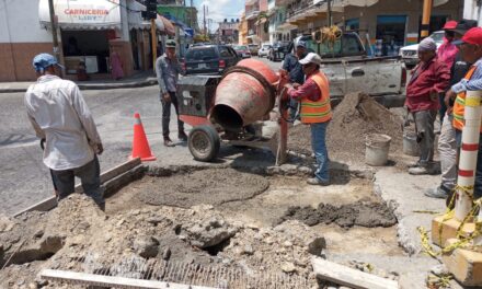 TUXPAN: Obras Públicas realizó trabajos de bacheo en la avenida Juárez, en las calles Fausto Vega y Garizurieta, esquina 2 de Abril