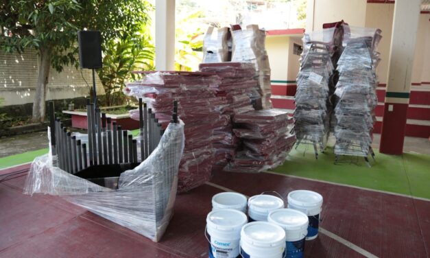 SEV equipa 12 escuelas en Papantla y entrega 250 lentes a estudiantes