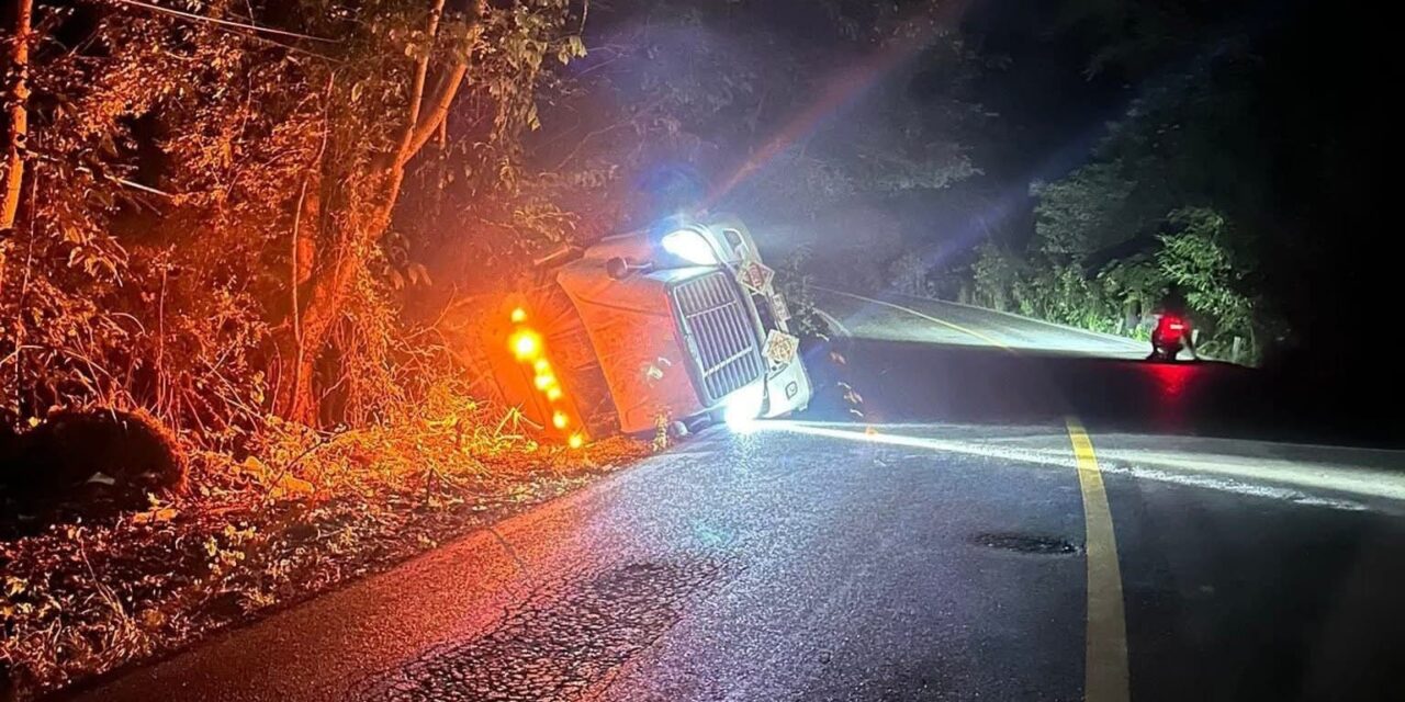 Pipa de gasolina vuelca y provoca cierre carretero en Chalma