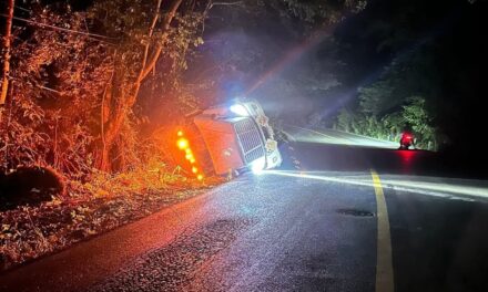 Pipa de gasolina vuelca y provoca cierre carretero en Chalma