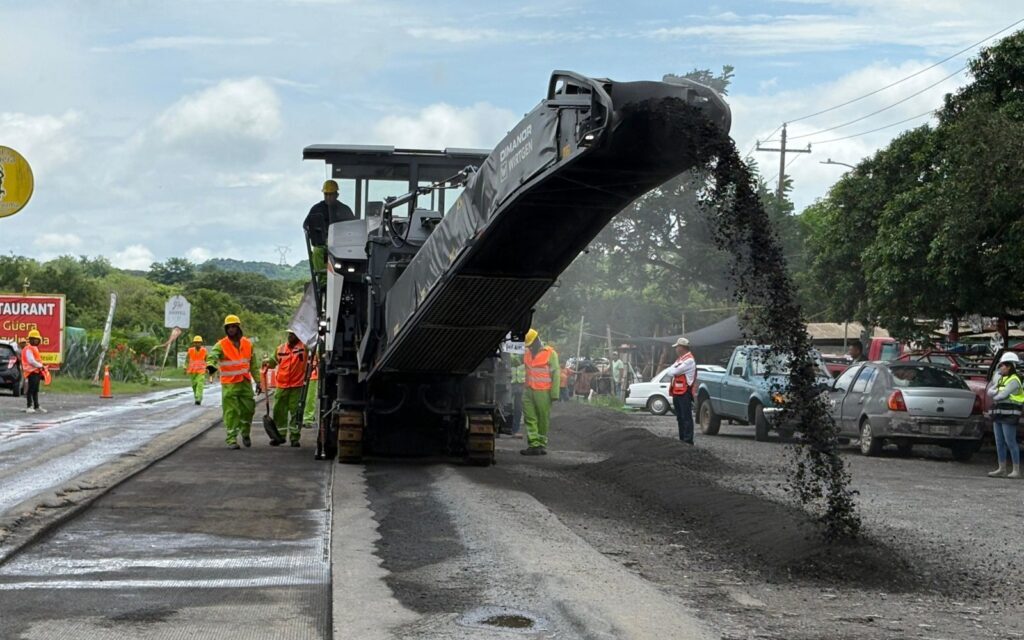 Inician obras de rehabilitación con «tren de pavimentación» en carreteras de Veracruz Norte