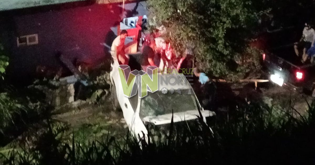 Conductor sale de la carretera, cae y derriba barda en Álamo