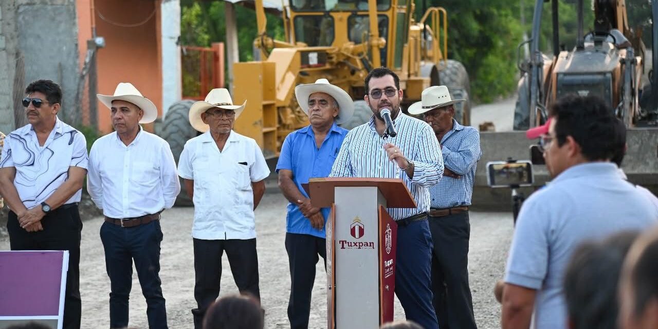 Ayuntamiento de Tuxpan puso en marcha en Tampiquillo la obra de construcción de la carretera tipo D, con concreto asfáltico