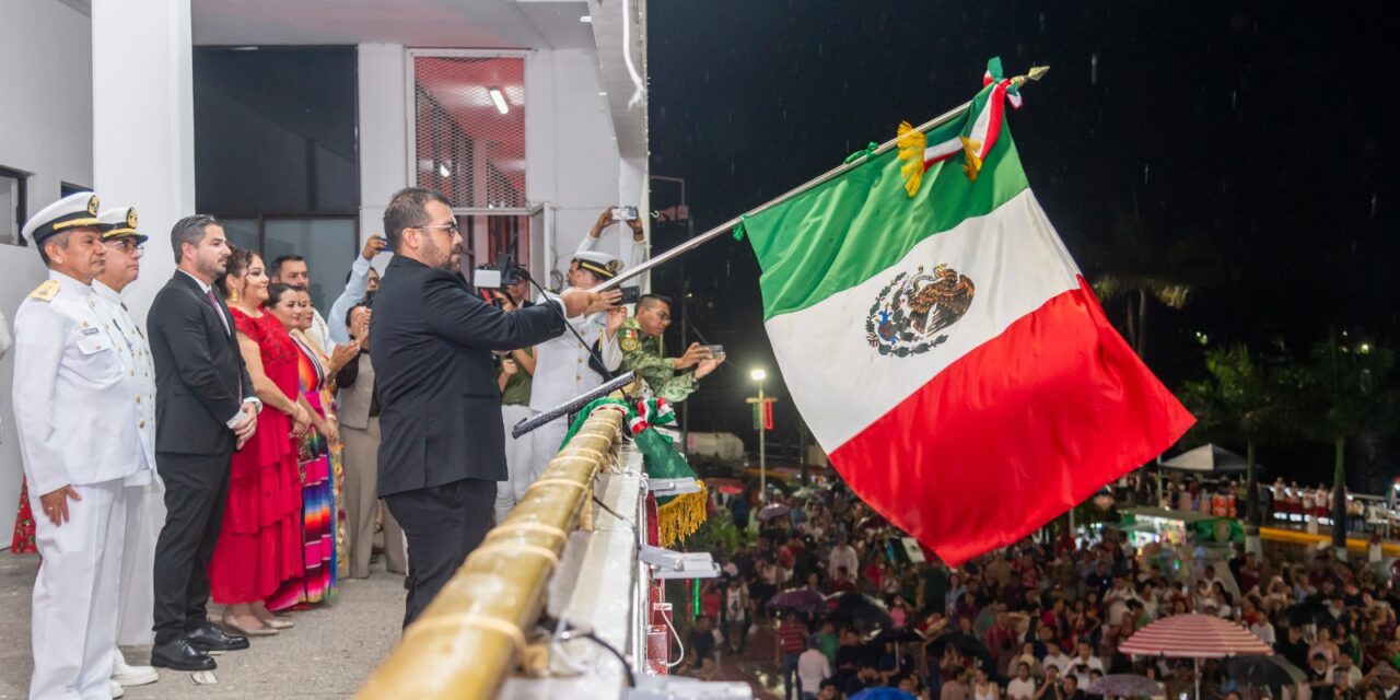 El Dr. Jesús Fomperoza Torres encabezó la ceremonia del grito de Independencia