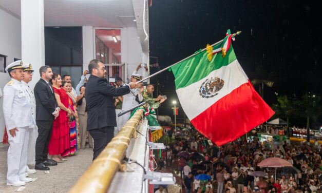 El Dr. Jesús Fomperoza Torres encabezó la ceremonia del grito de Independencia