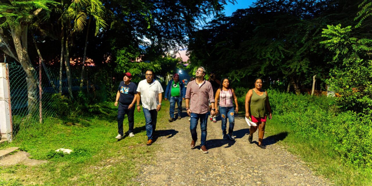 Daniel Cortina le cumple a Laja de Colomán con nuevas luminarias