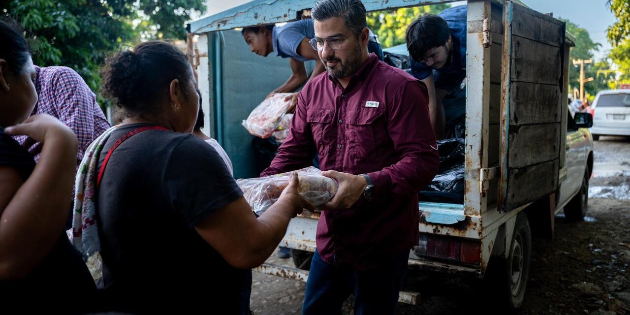 Tuxpan: Daniel Cortina continúa entregando apoyos a familias afectadas en Higueral e Infonavit CANACO