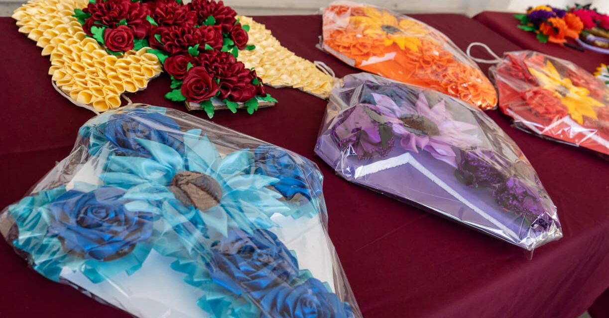 Jornadas Multidisciplinarias: Exitosa expo-venta de artículos elaborados con listón y cartón 