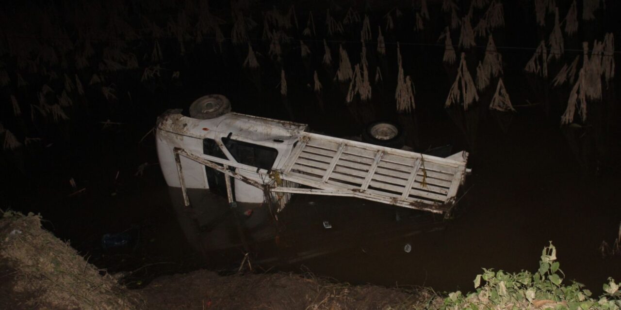 Camioneta cae a un estanque en Tantoyuca: tres personas perdieron la vida y ocho resultaron lesionadas