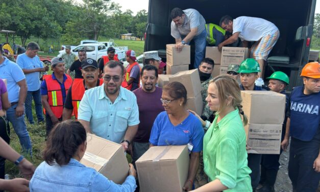 Familias damnificadas de Juana Moza recibieron paquetes alimenticios del Ayuntamiento y DIF Tuxpan