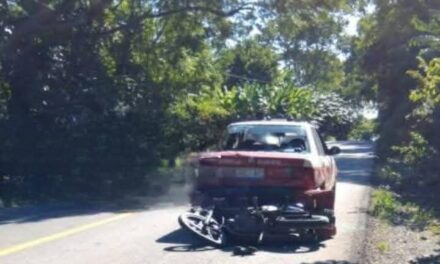 Motociclista gravemente lesionado: Choque entre una moto y un taxi en la carretera Federal 127 Alazán-Canoas