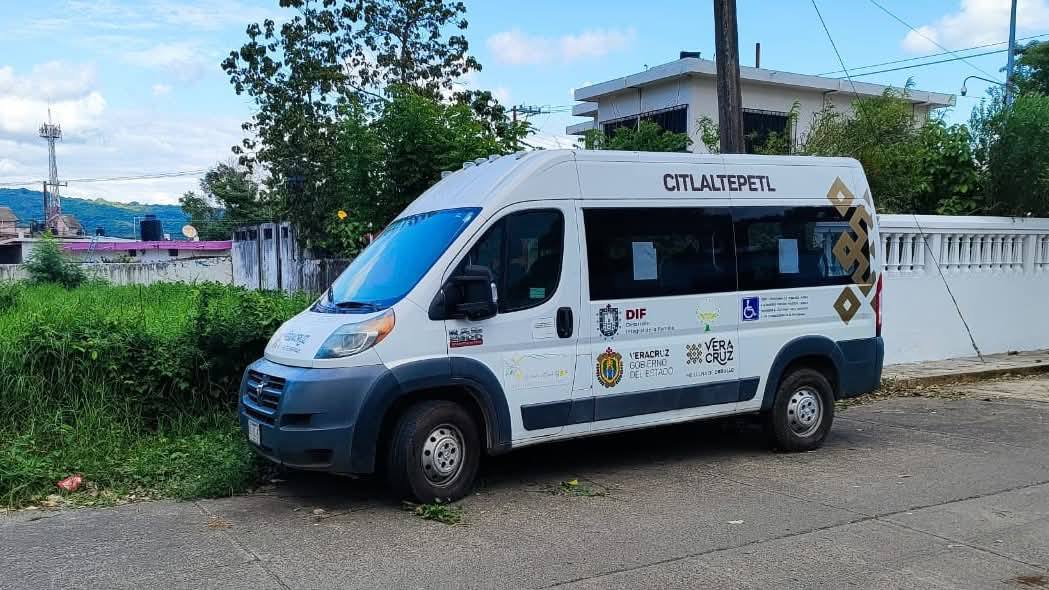 Vecinos de Naranjos denuncian que una ambulancia de Citlaltépetl lleva medio año abandonada