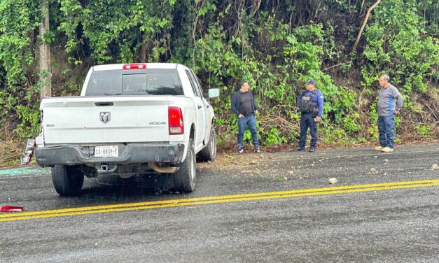 Vehículo de la Secretaría del Bienestar sufre accidente en Papantla