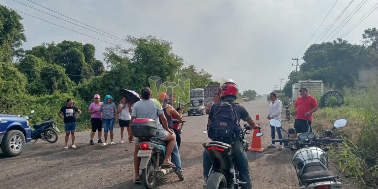 Bloqueo en el tramo carretero Chapopote-Puerta Siete: inconformes exigen pago de gastos médicos por accidente