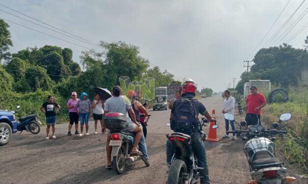 Bloqueo en el tramo carretero Chapopote-Puerta Siete: inconformes exigen pago de gastos médicos por accidente