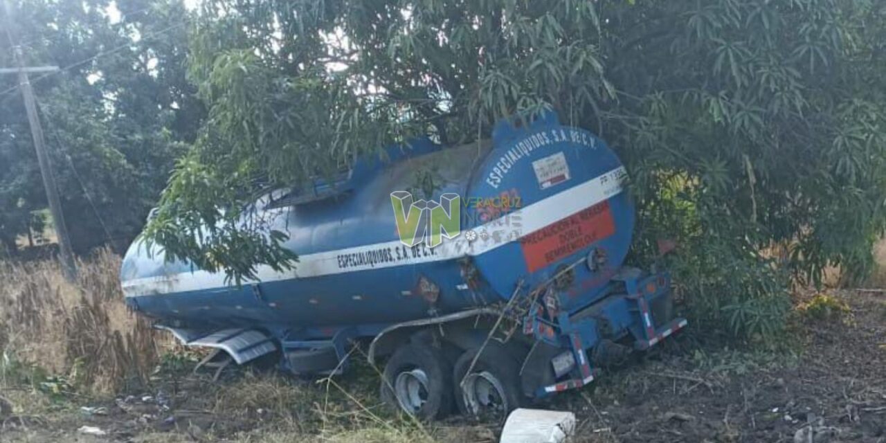 Pipa de tráiler se desprende en la carretera Álamo-Tihuatlán