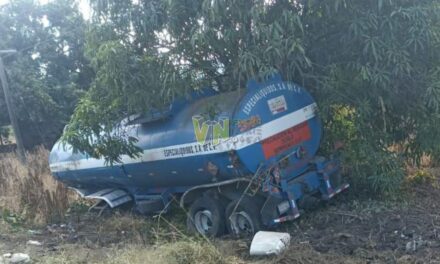 Pipa de tráiler se desprende en la carretera Álamo-Tihuatlán