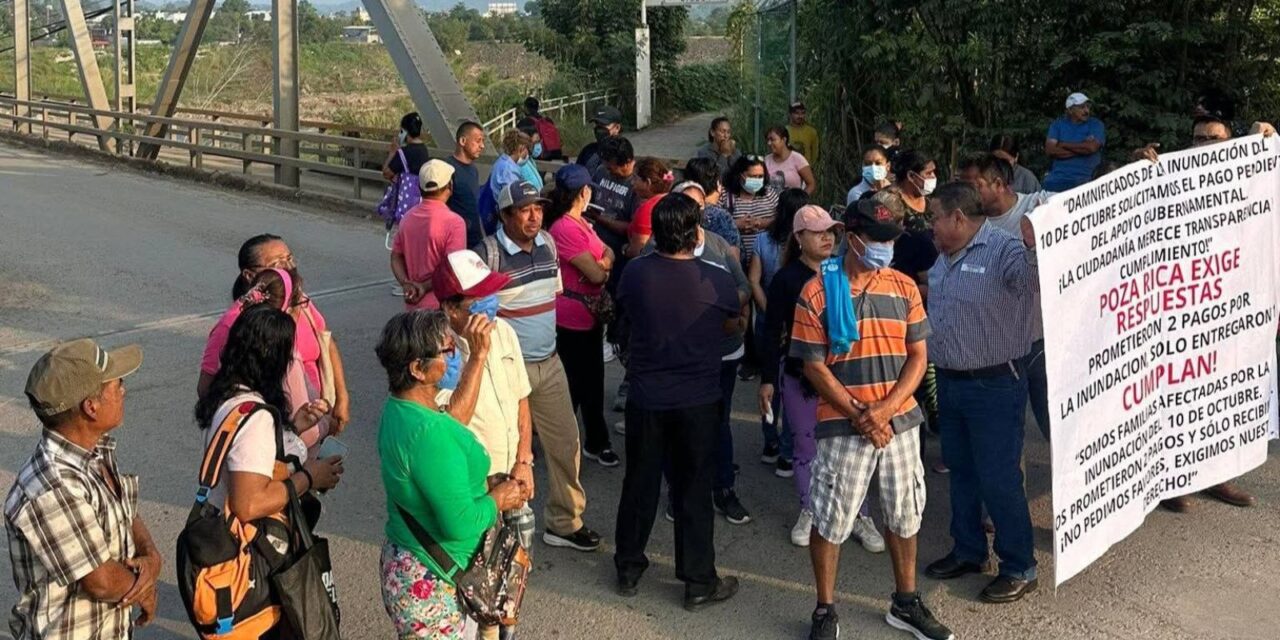 Damnificados bloquean el Puente Cazones 1 y Bis en Poza Rica: Exigen pago pendiente