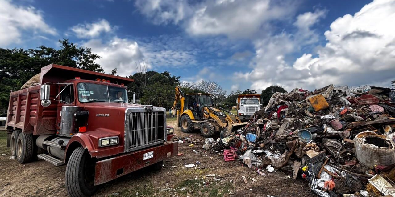 Este domingo el Ayuntamiento de Tuxpan trabajó en la limpieza y retiro de toneladas de basura en comunidades afectadas por la inundación