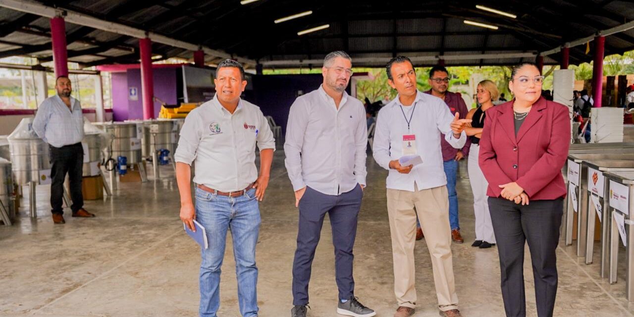 Daniel Cortina respalda a productores de miel en la zona norte