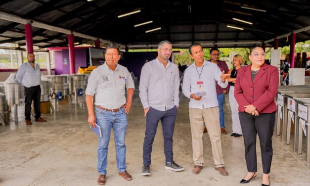 Daniel Cortina respalda a productores de miel en la zona norte