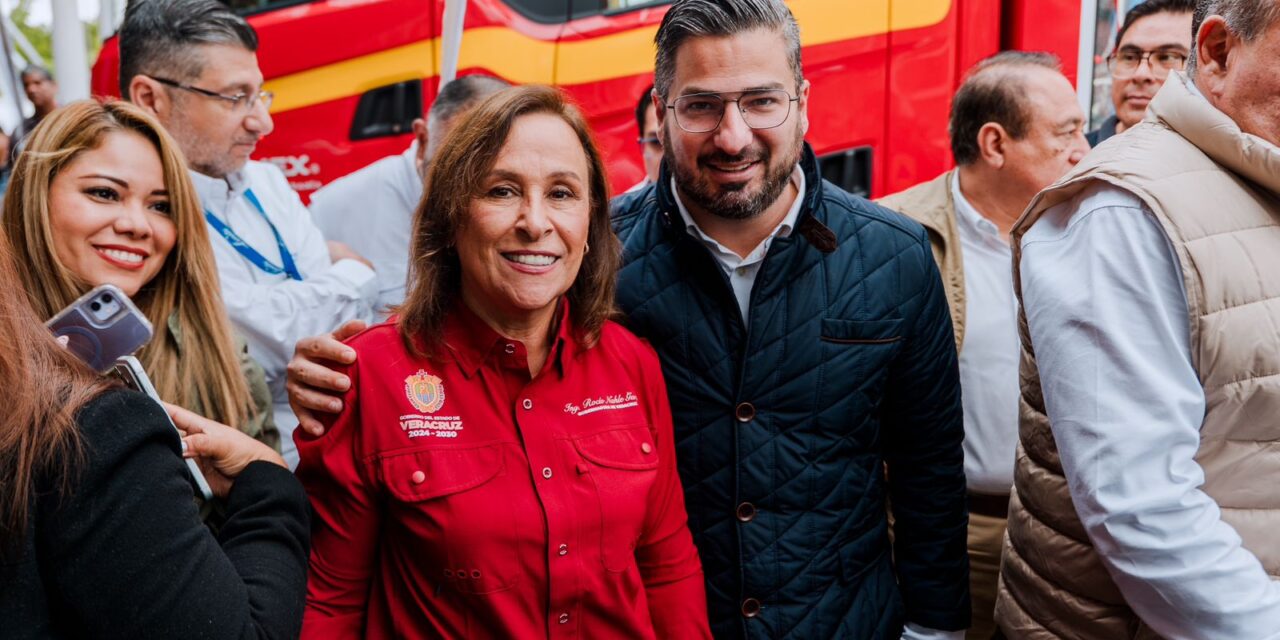 CORTINA ASISTE A ENTREGA DE EQUIPOS PARA TUXPAN