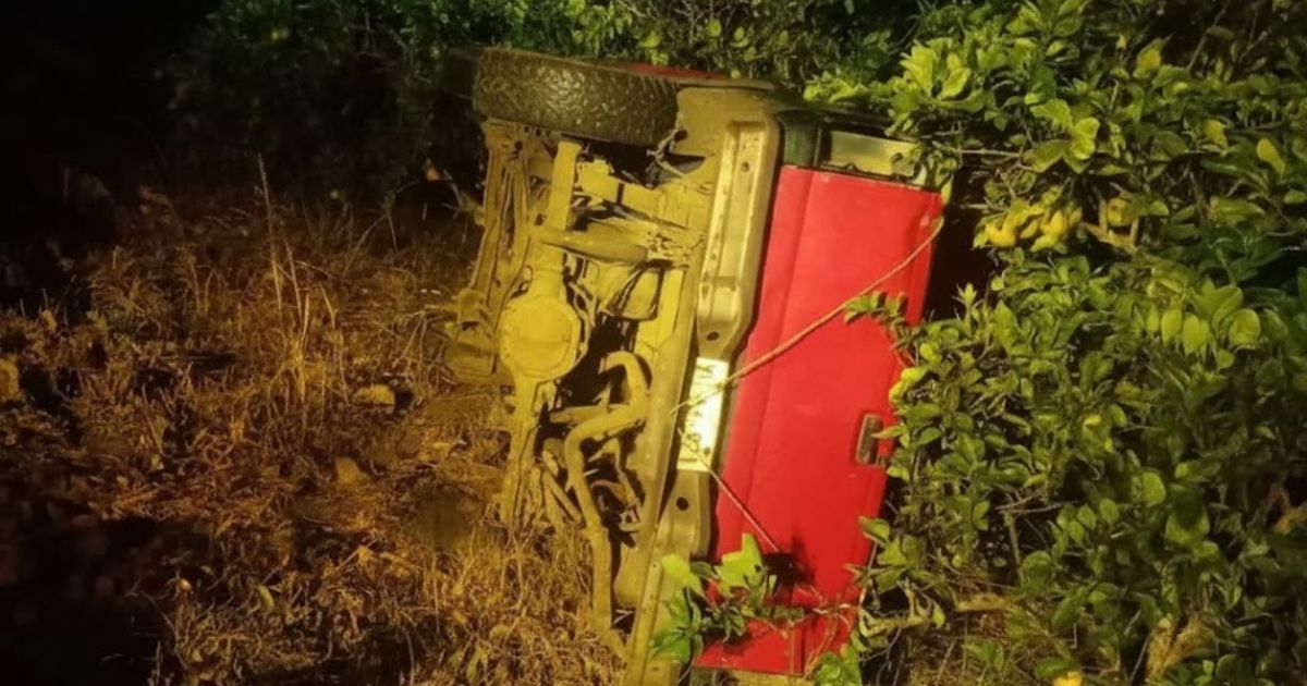 Álamo: Abandonan camioneta tras volcadura en el camino a El Fortín