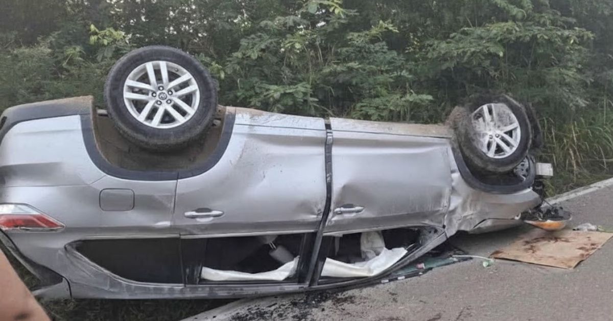 Tempoal: Abandonan camioneta volcada en la carretera a Alto de Ojite