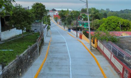Gobierno de Tuxpan inaugura 2 obras de pavimentación con concreto hidráulico y otra de guarniciones y banquetas.