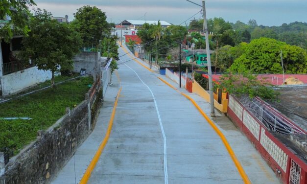 Gobierno de Tuxpan inaugura 2 obras de pavimentación con concreto hidráulico y otra de guarniciones y banquetas.