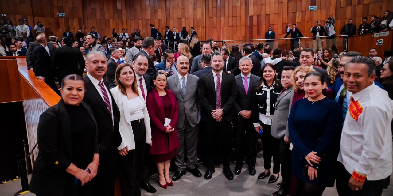 Cortina asiste a la comparecencia de rendición de cuentas de la gobernadora Rocío Nahle