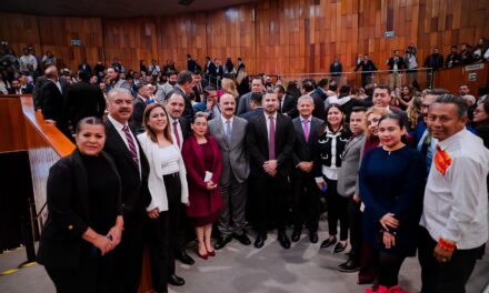 Cortina asiste a la comparecencia de rendición de cuentas de la gobernadora Rocío Nahle