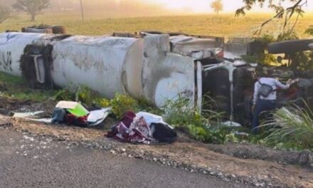 Vuelca camión cisterna cargado con gas en la carretera Tempoal- Platón Sánchez