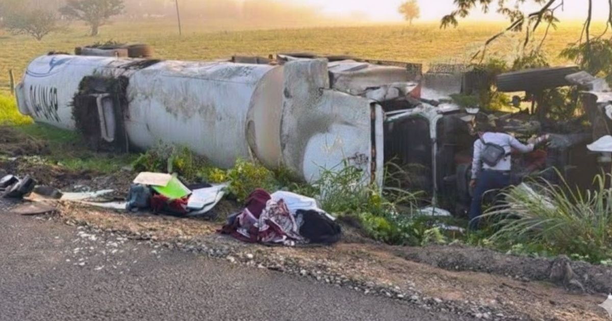 Vuelca camión cisterna cargado con gas en la carretera Tempoal- Platón Sánchez
