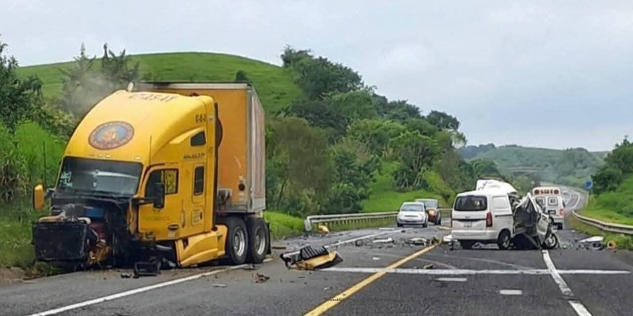 Trágico choque frontal en la autopista Totomoxtle–Paso Largo: dos jóvenes perdieron la vida