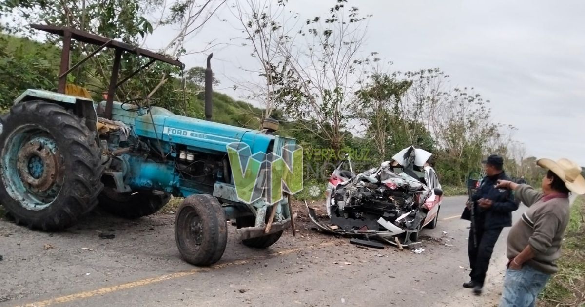 Choque entre taxi y tractor en la Tuxpan–Tamiahua