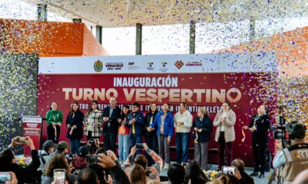 Daniel Cortina asiste a la inauguración del turno vespertino del CRIT Veracruz