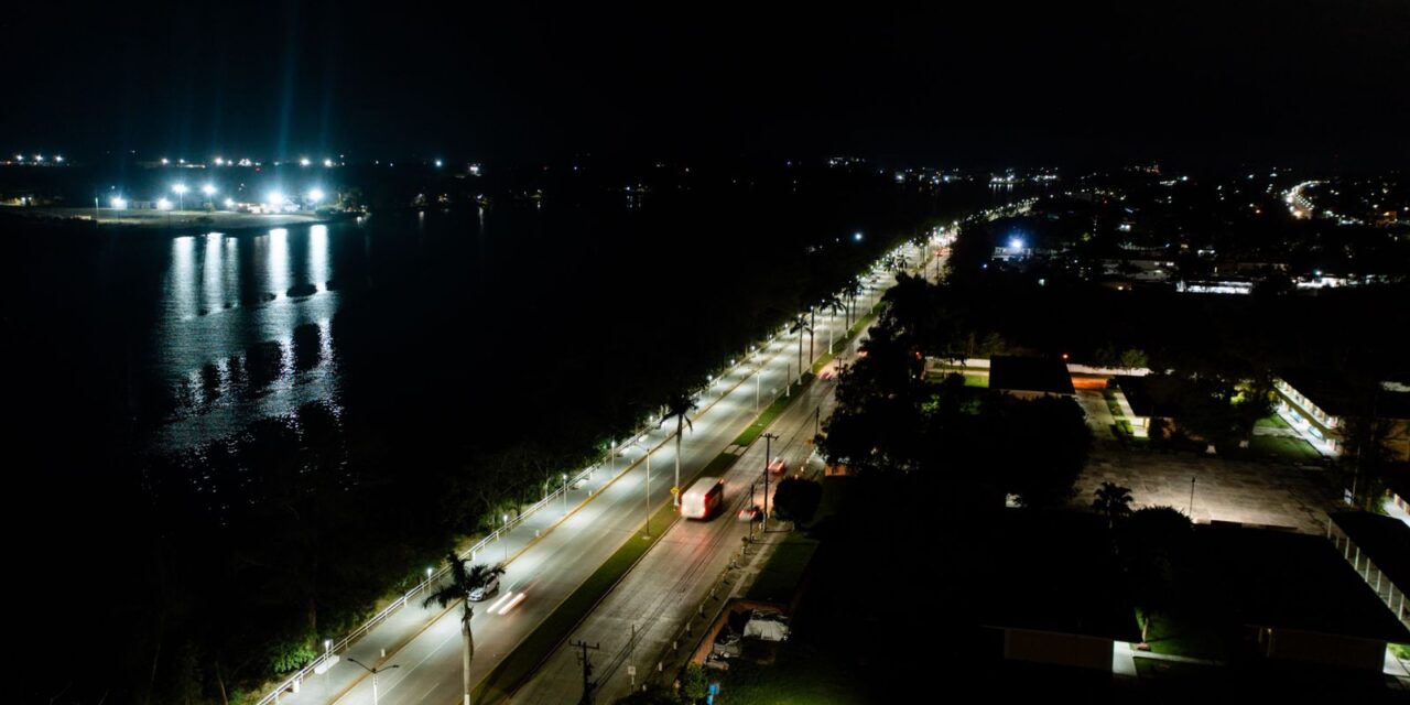 Daniel Cortina ilumina Tuxpan: Reactiva más de 400 luminarias en el bulevar de Tuxpan