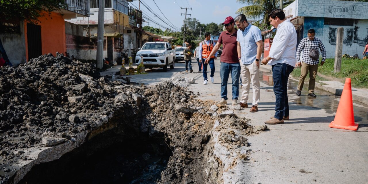 Tuxpan: El alcalde Daniel Cortina, verifica trabajos del socavón en la calle 18 de Marzo